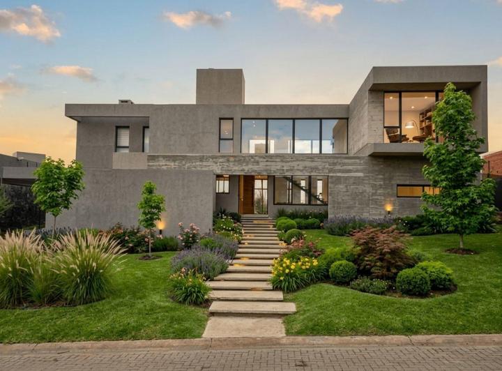 Casa · 400m² · 6 Ambientes · 2 Cocheras