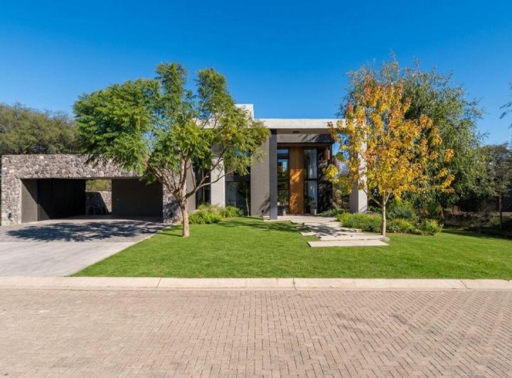 Casa · 282m² · 5 Ambientes · 3 Cocheras