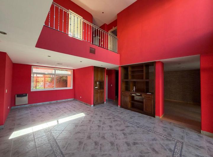 Casa · 250m² · 6 Ambientes · 2 Cocheras