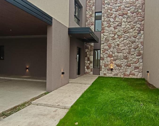 Casa · 240m² · 7 Ambientes · 2 Cocheras