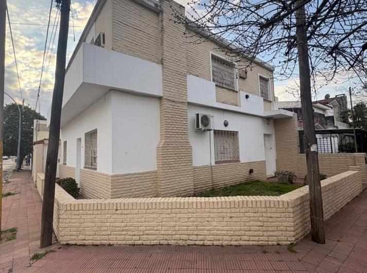 Casa · 198m² · 8 Ambientes · 2 Cocheras