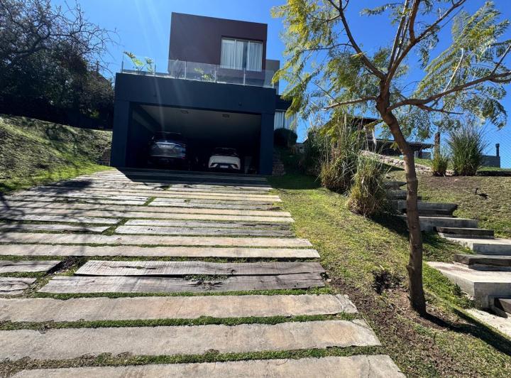 Casa · 428m² · 8 Ambientes · 2 Cocheras