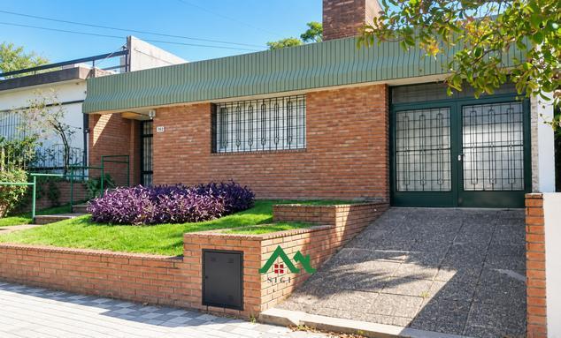 Casa · 220m² · 16 Ambientes · 2 Cocheras