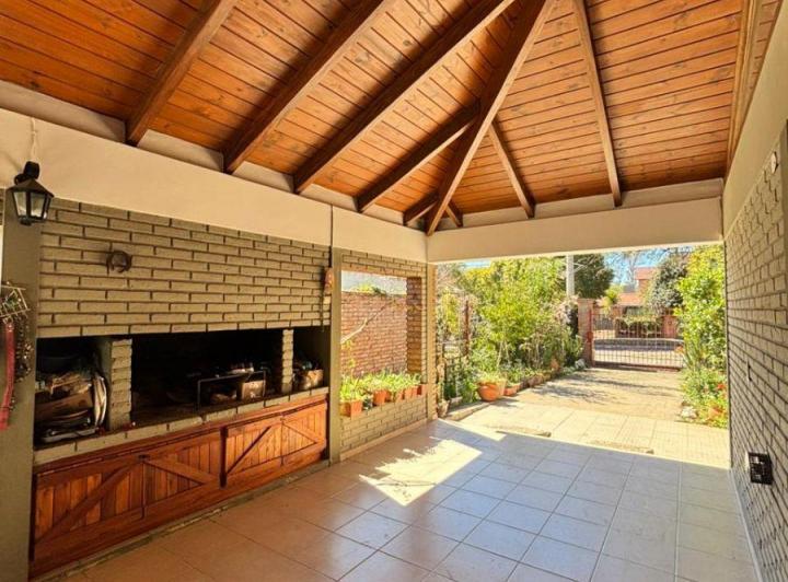 Casa · 305m² · 4 Ambientes · 3 Cocheras