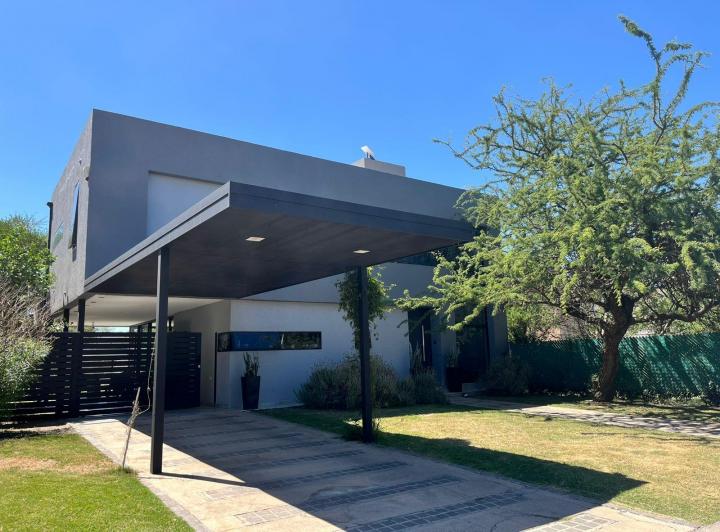 Casa · 250m² · 5 Ambientes · 3 Cocheras