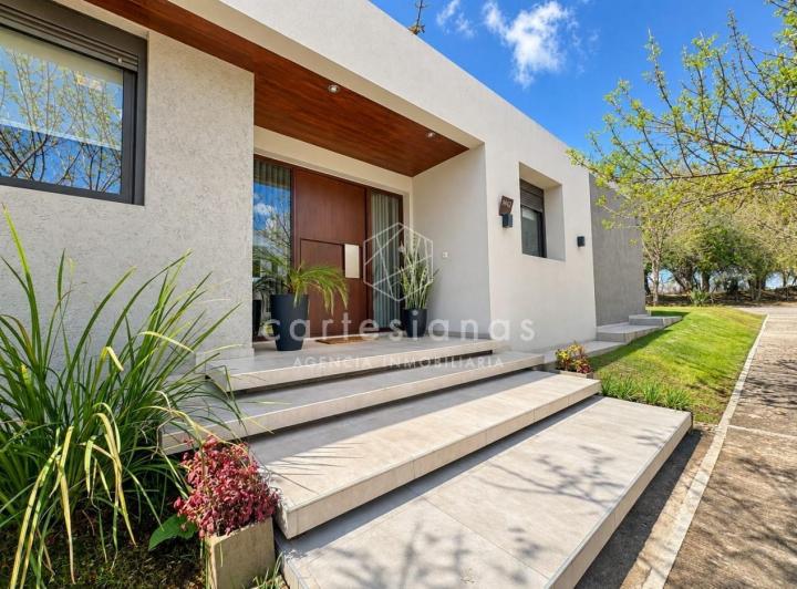 Casa · 220m² · 8 Ambientes · 2 Cocheras