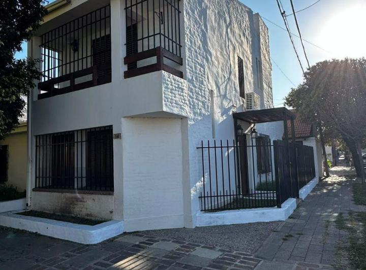 Casa · 110m² · 8 Ambientes · 2 Cocheras
