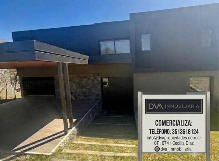Casa · 330m² · 8 Ambientes · 2 Cocheras