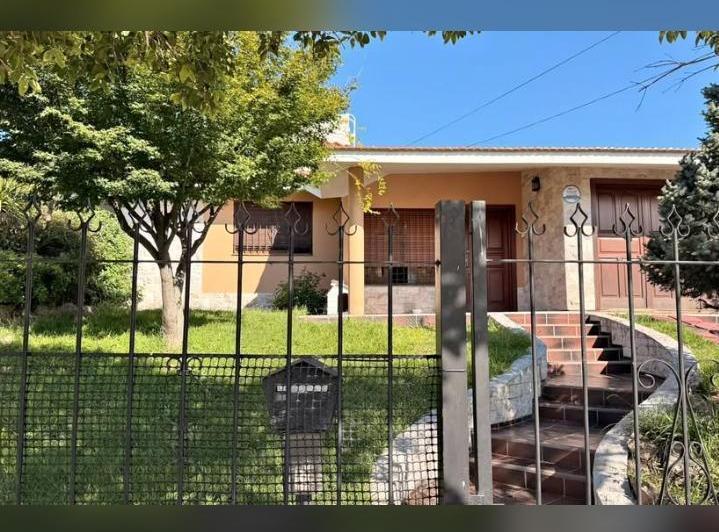Casa · 400m² · 7 Ambientes · 1 Cochera