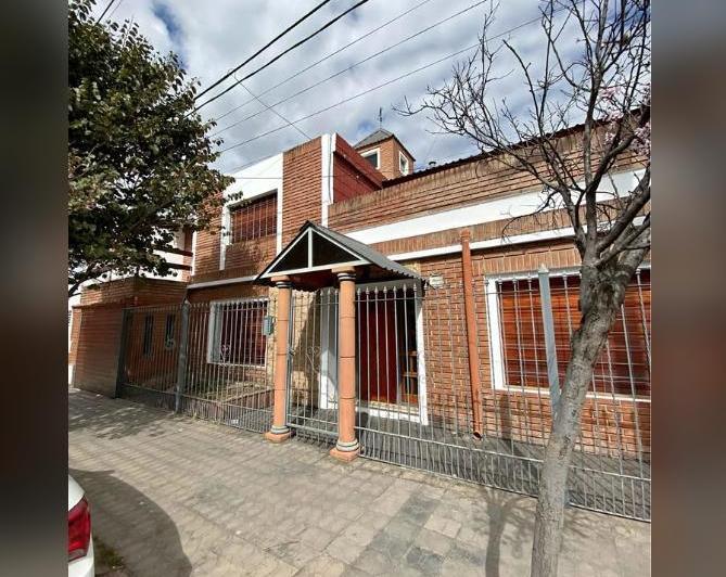 Casa · 300m² · 7 Ambientes · 2 Cocheras