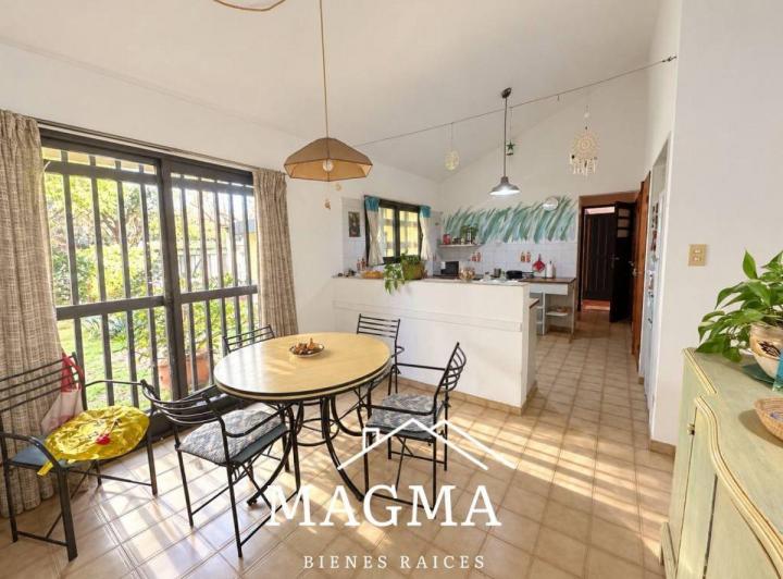 Casa · 230m² · 8 Ambientes · 2 Cocheras