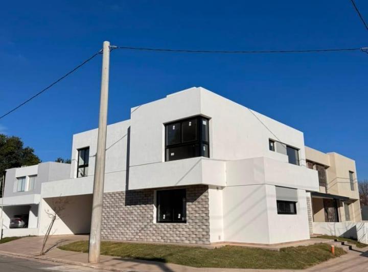 Casa · 220m² · 4 Ambientes
