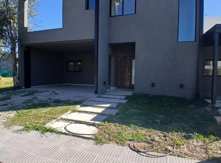 Casa · 163m² · 5 Ambientes · 2 Cocheras