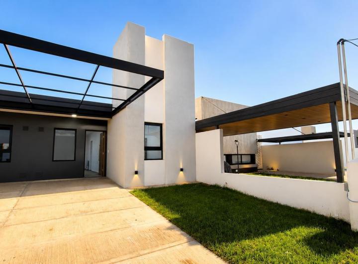 Casa · 180m² · 3 Ambientes · 2 Cocheras