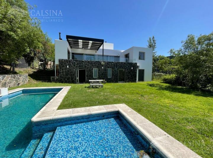 Casa · 800m² · 4 Dormitorios · 2 Cocheras