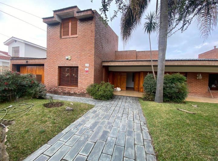 Casa · 2499m² · 10 Ambientes · 2 Cocheras