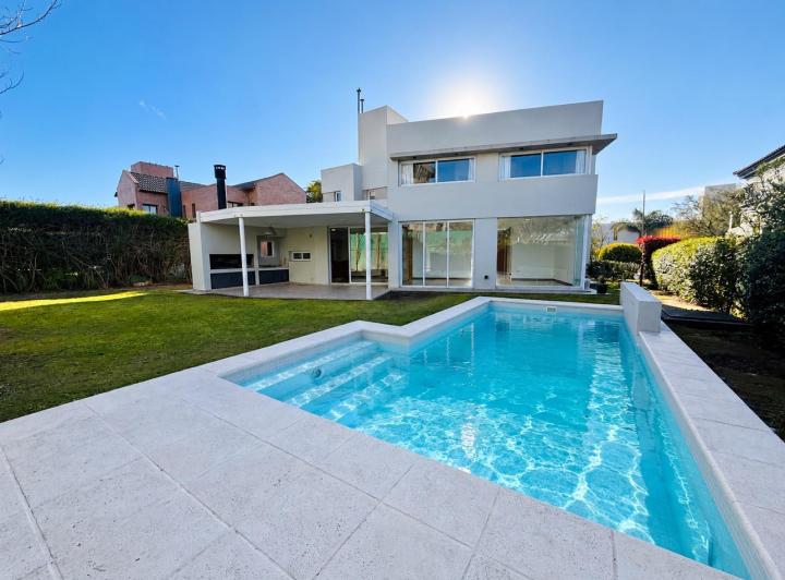 Casa · 263m² · 3 Ambientes · 2 Cocheras