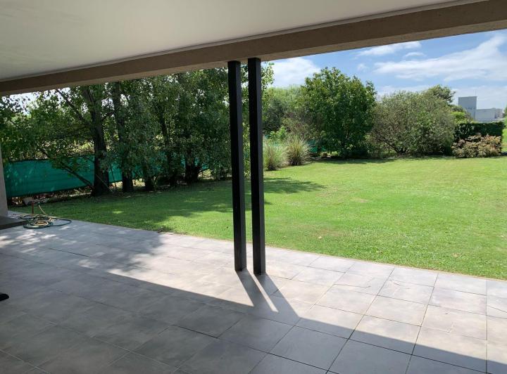 Casa · 376m² · 8 Ambientes · 2 Cocheras