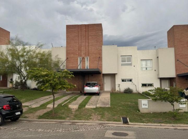 Casa · 85m² · 4 Ambientes · 1 Cochera