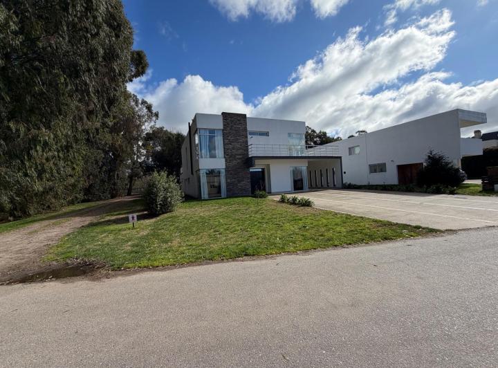 Casa · 400m² · 5 Ambientes · 6 Cocheras