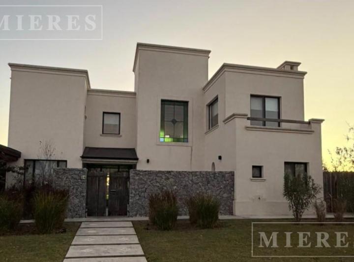 Casa · 275m² · 5 Ambientes