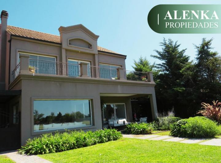 Casa · 300m² · 5 Ambientes · 4 Cocheras