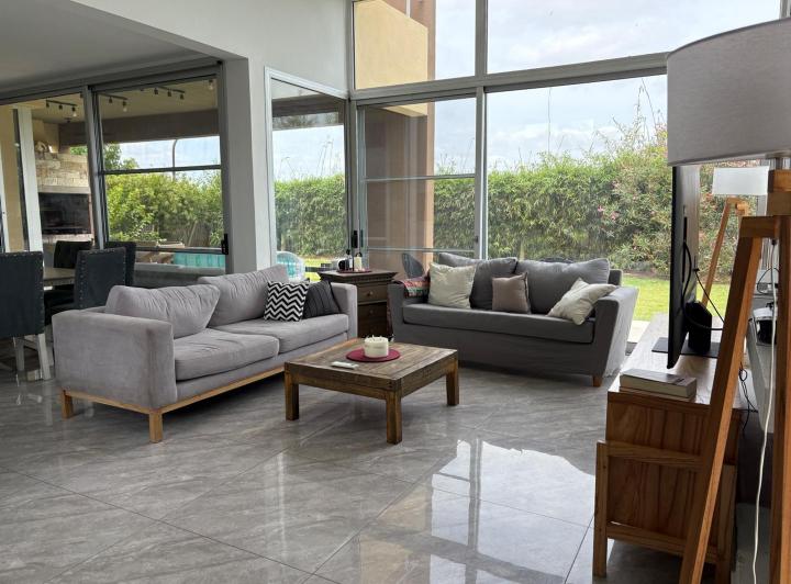 Casa · 220m² · 4 Ambientes · 2 Cocheras