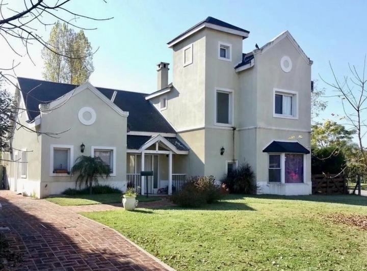 Casa · 200m² · 5 Ambientes · 3 Cocheras