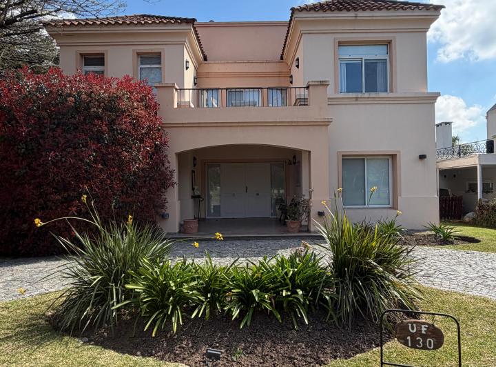 Casa · 250m² · 6 Ambientes · 1 Cochera
