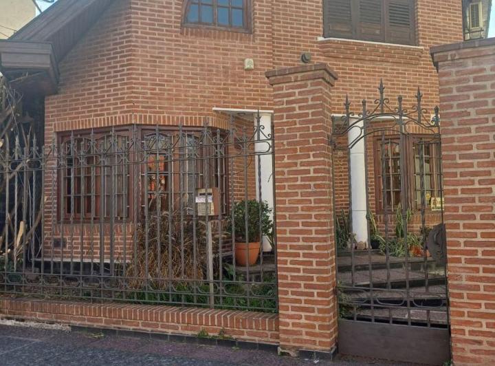 Casa · 300m² · 5 Ambientes · 2 Cocheras