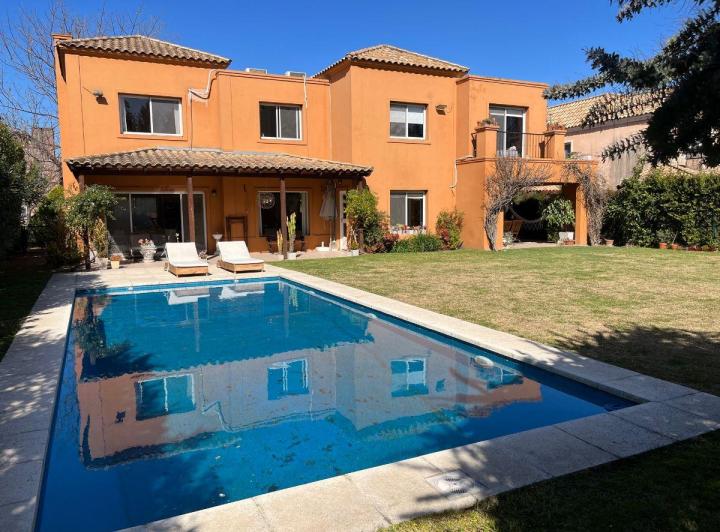 Casa · 280m² · 7 Ambientes · 2 Cocheras