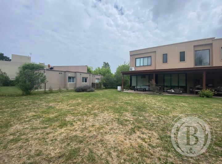 Casa · 250m² · 4 Ambientes · 1 Cochera