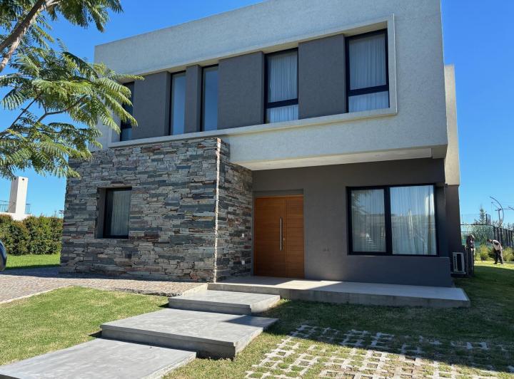 Casa · 215m² · 4 Dormitorios · 2 Cocheras