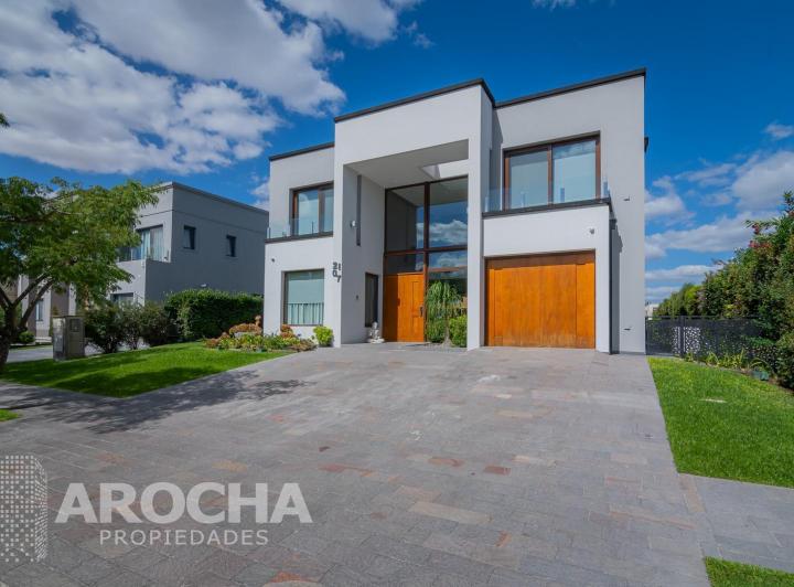 Casa · 240m² · 5 Ambientes · 3 Cocheras