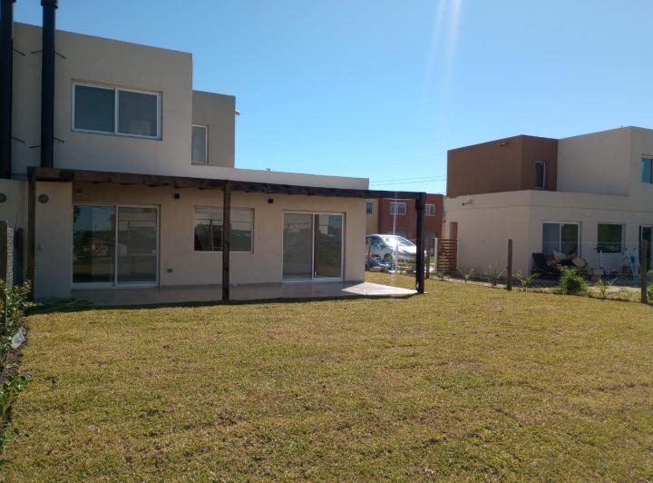 Casa · 100m² · 4 Ambientes · 4 Cocheras