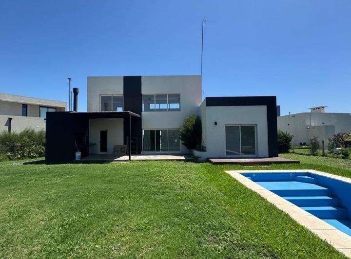 Casa · 150m² · 4 Ambientes · 2 Cocheras