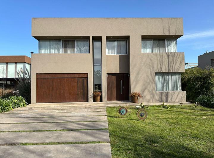 Casa · 220m² · 5 Ambientes