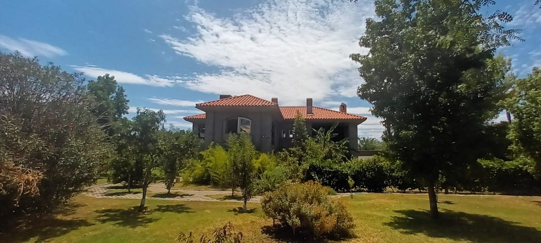 Casa de categoría-4 dorm en venta Gllén-parquizado