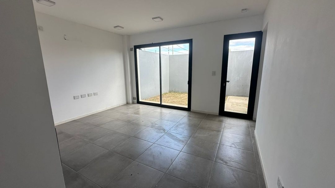 Duplex venta Los Hornos 2 Dormitorios Patio
