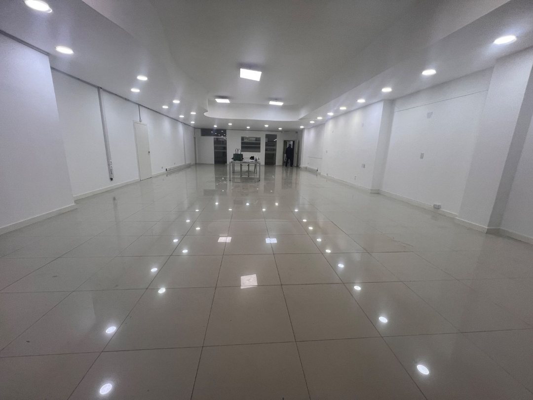 Venta local con oficinas y subsuelo  Montserrat