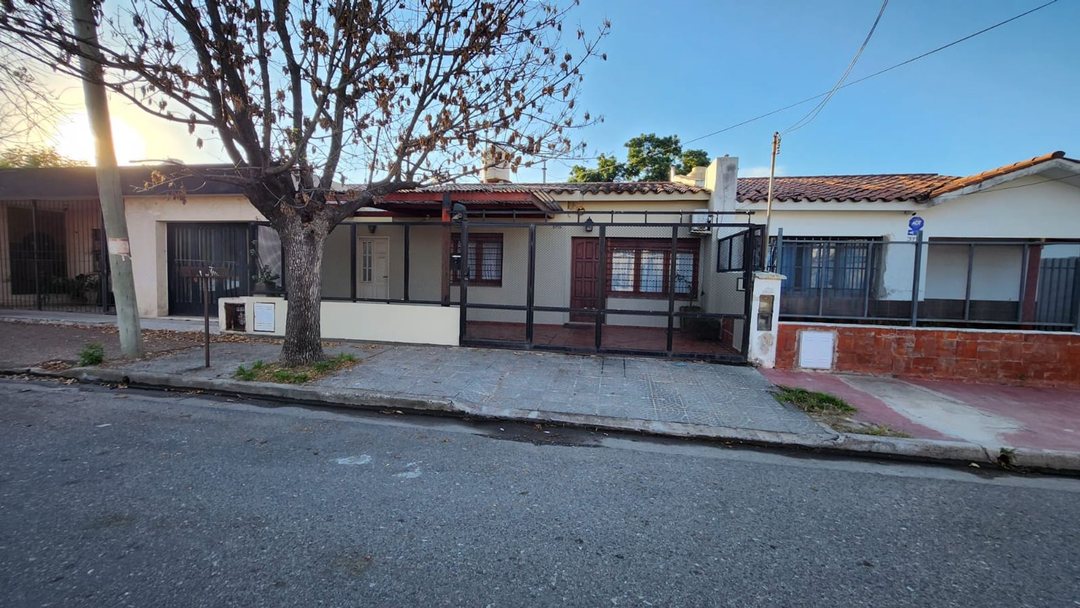 VENTA CASA 2 DORMITORIOS BARRIO F. MITRE
