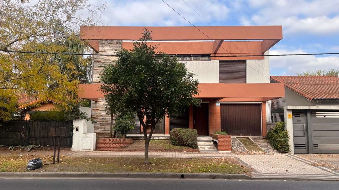 CASA 5 AMBIENTES EN VENTA ADROGUE