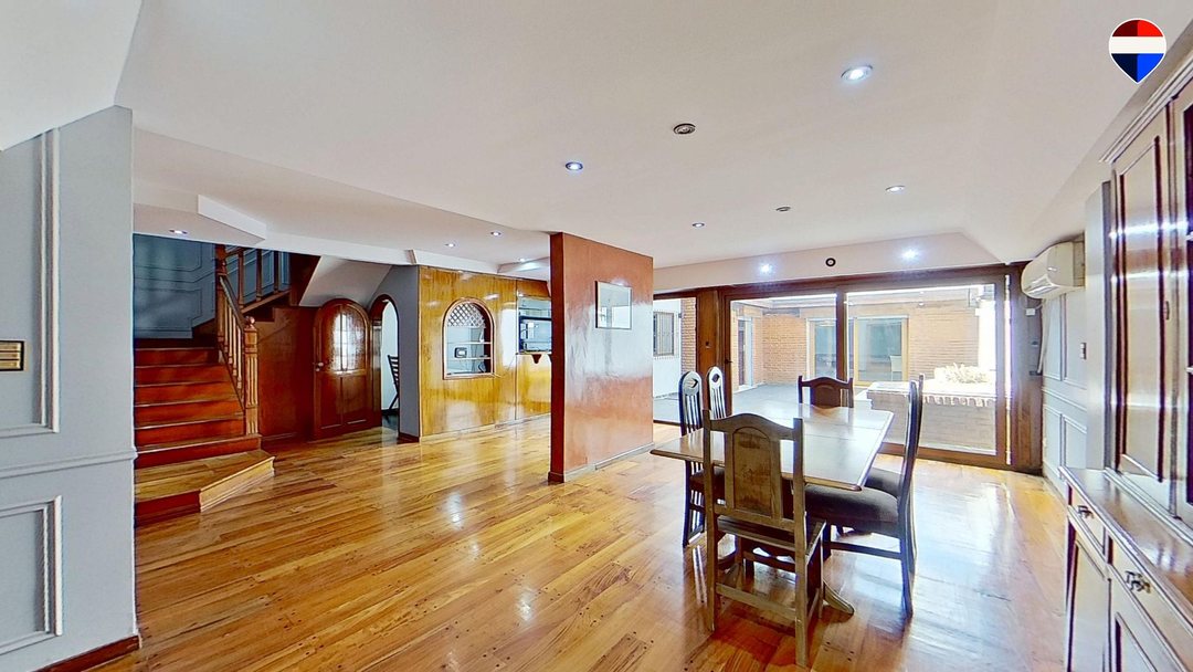 CASA VENTA 6 AMBIENTES  CON COCHERA Y QUINCHO