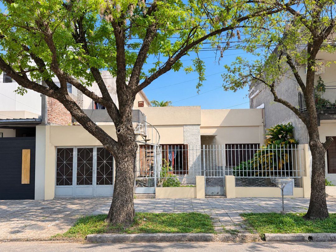 Se vende Casa + 2 departamentos dentro de los Bv.