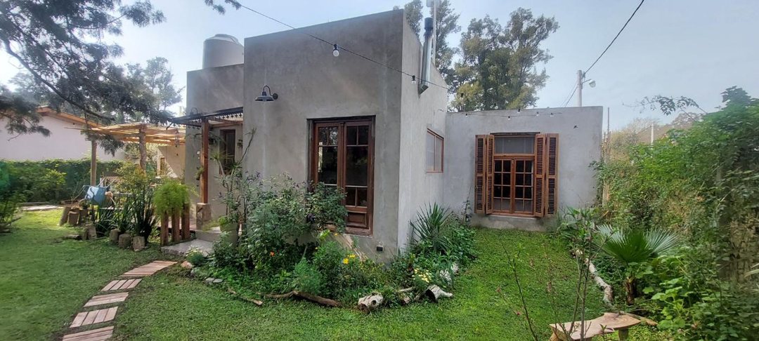 CASA EN VENTA 2 AMBIENTES LOMA VERDE GRAN JARDIN