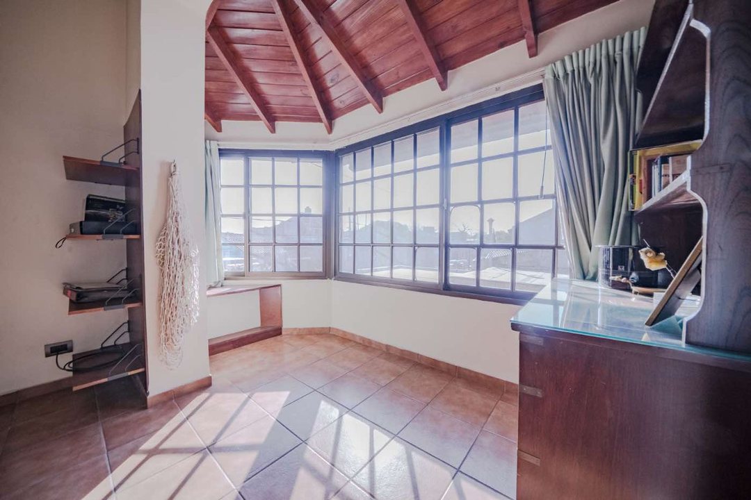 Venta casa 5 ambientes en Martínez, acepta permuta