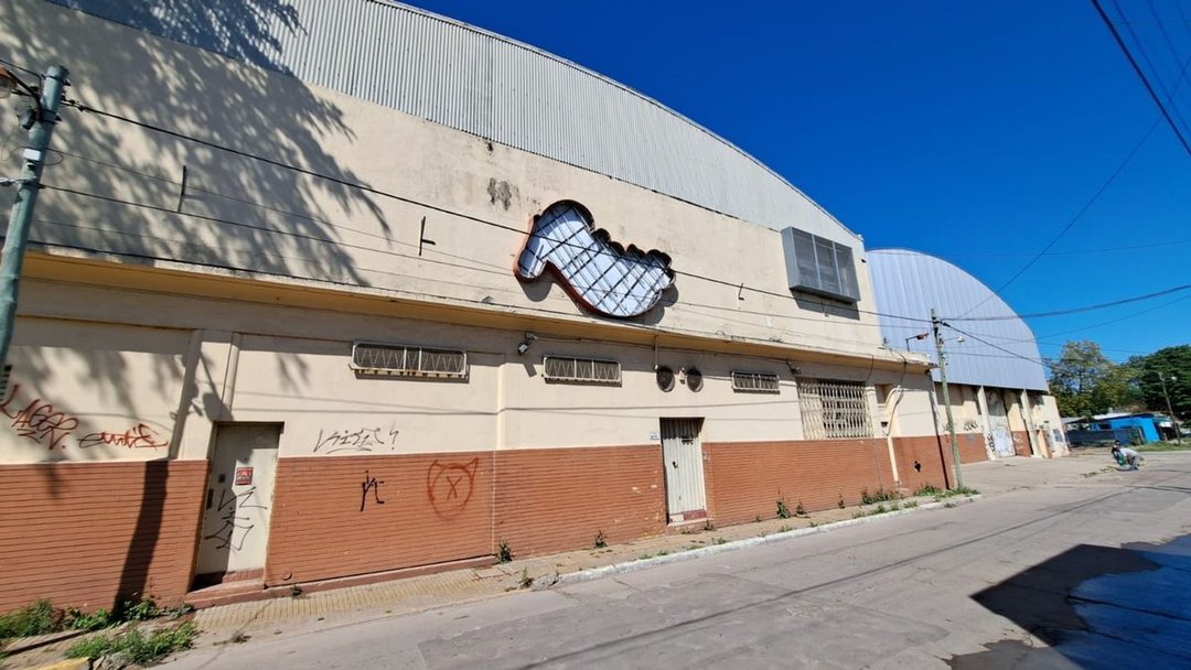 ALQUILER NAVE INDUSTRIAL MERLO OFIC SAL.  3 CALLES