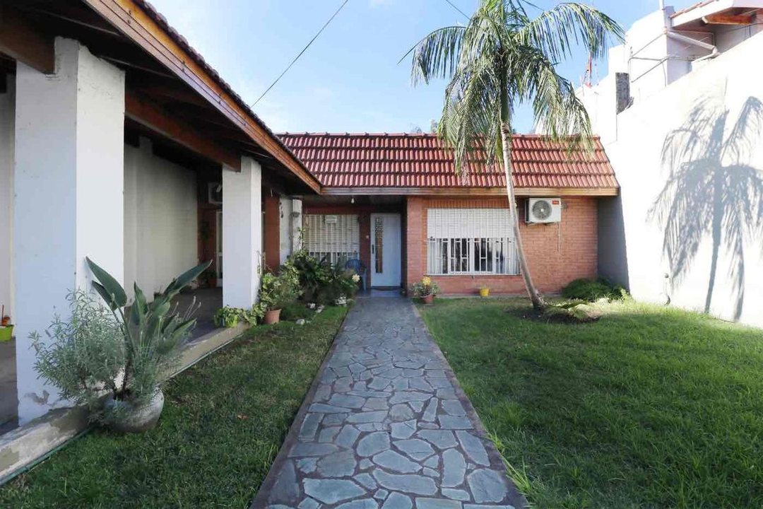 Casa 3amb con cochera y jardín en Villa Bosch