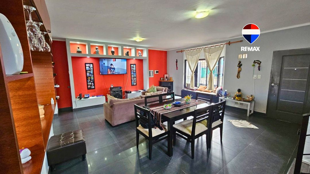 CASA CON PILETA VENTA 2 DORMITORIOS ZONA SUR