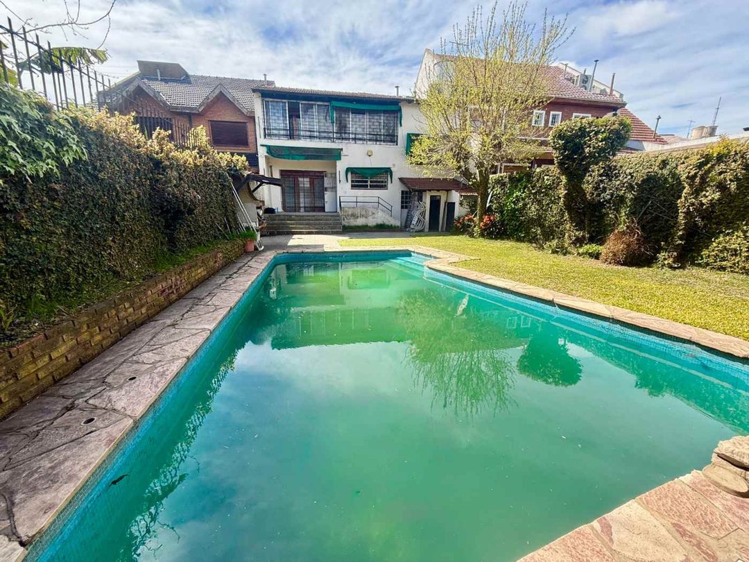 CASA 6 AMB JARDIN PILETA COCHERAS OLIVOS PERMUTA